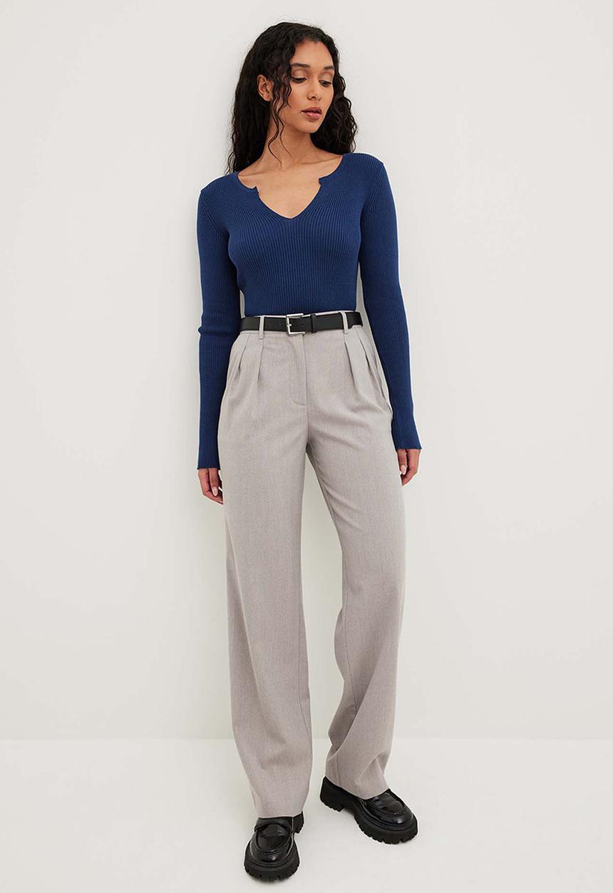 NA-KD - V-detail light rib knitted sweater - navy