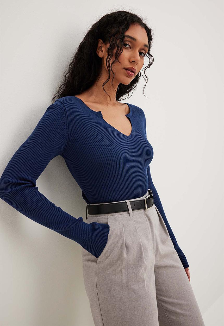 NA-KD - V-detail light rib knitted sweater - navy