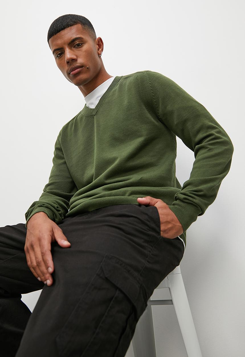 Superbalist - Slim fit long sleeve v-neck knit - fatigue