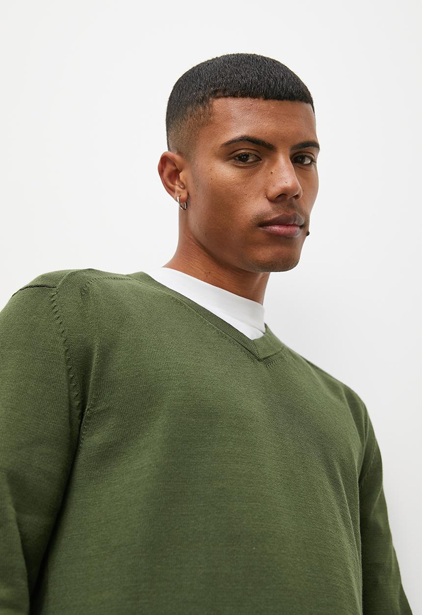 Superbalist - Slim fit long sleeve v-neck knit - fatigue