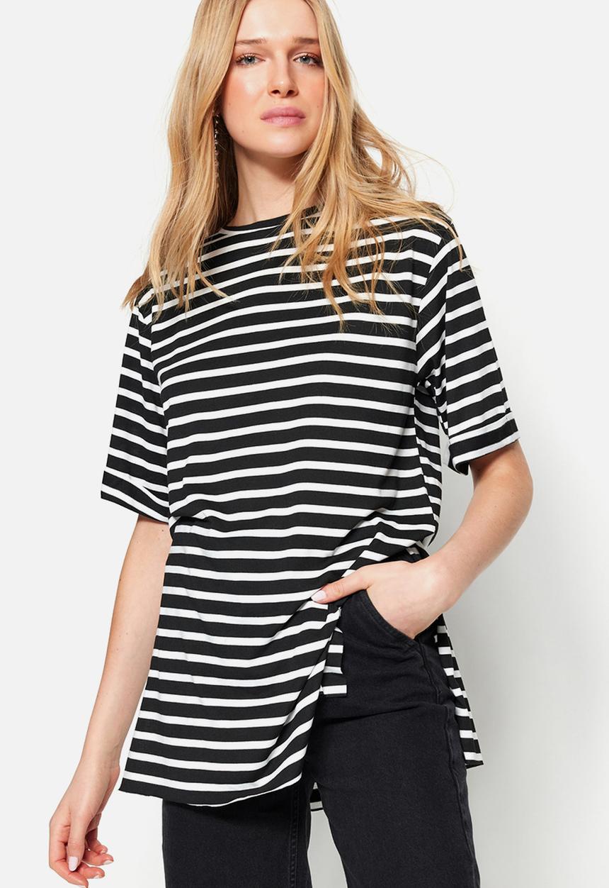 Trendyol - Longer length oversized T-shirt with side slit - black stripe