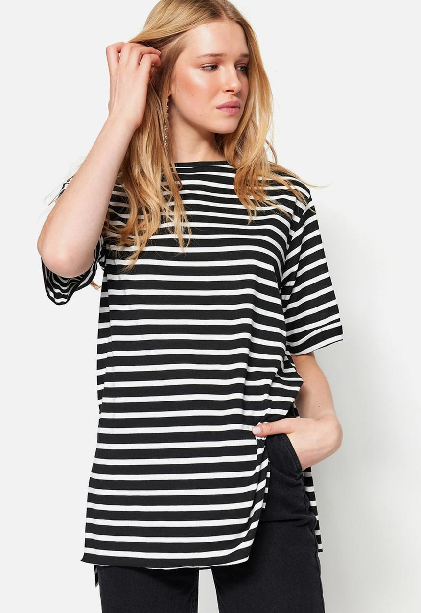 Trendyol - Longer length oversized T-shirt with side slit - black stripe