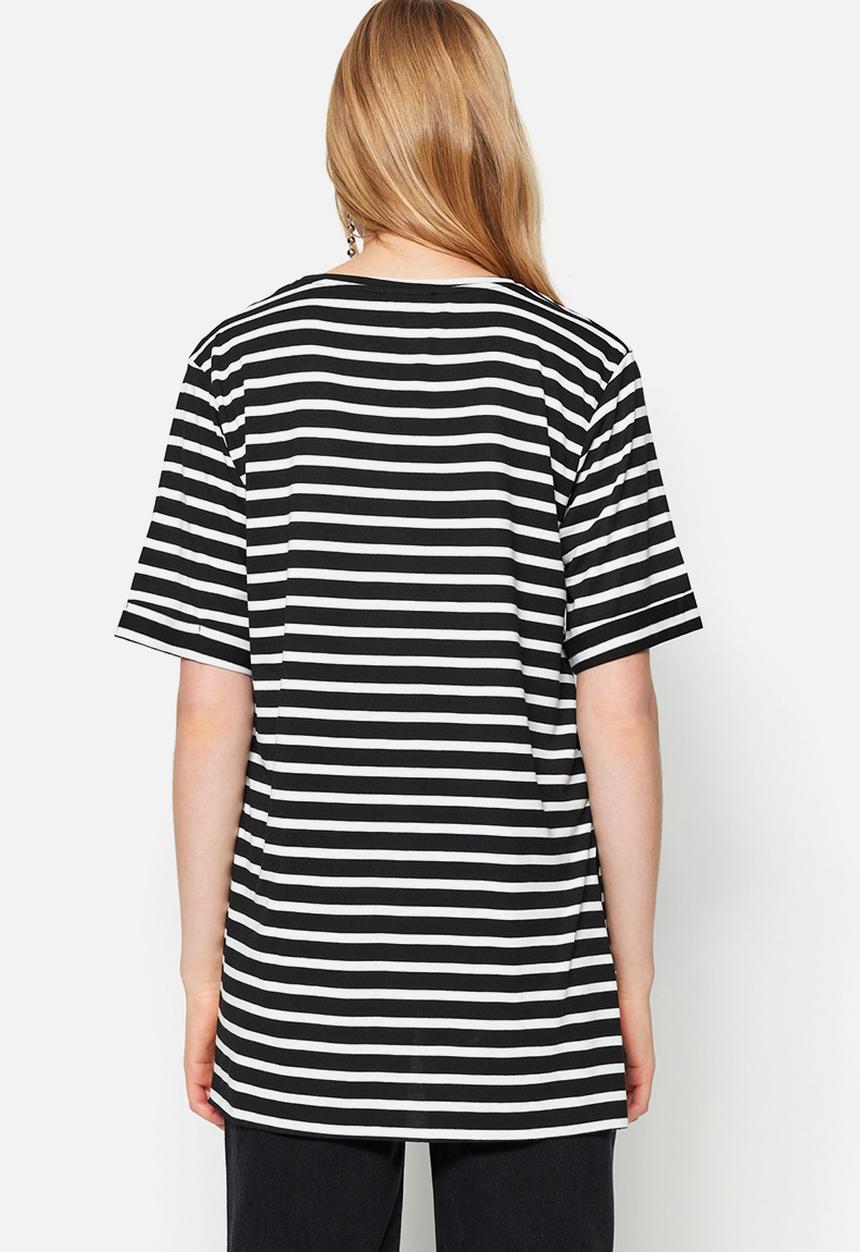 Trendyol - Longer length oversized T-shirt with side slit - black stripe