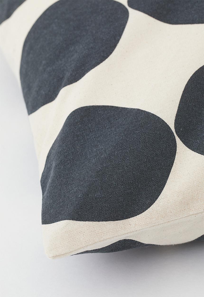 H&M - 2-pack cushion covers - dark grey/patterned