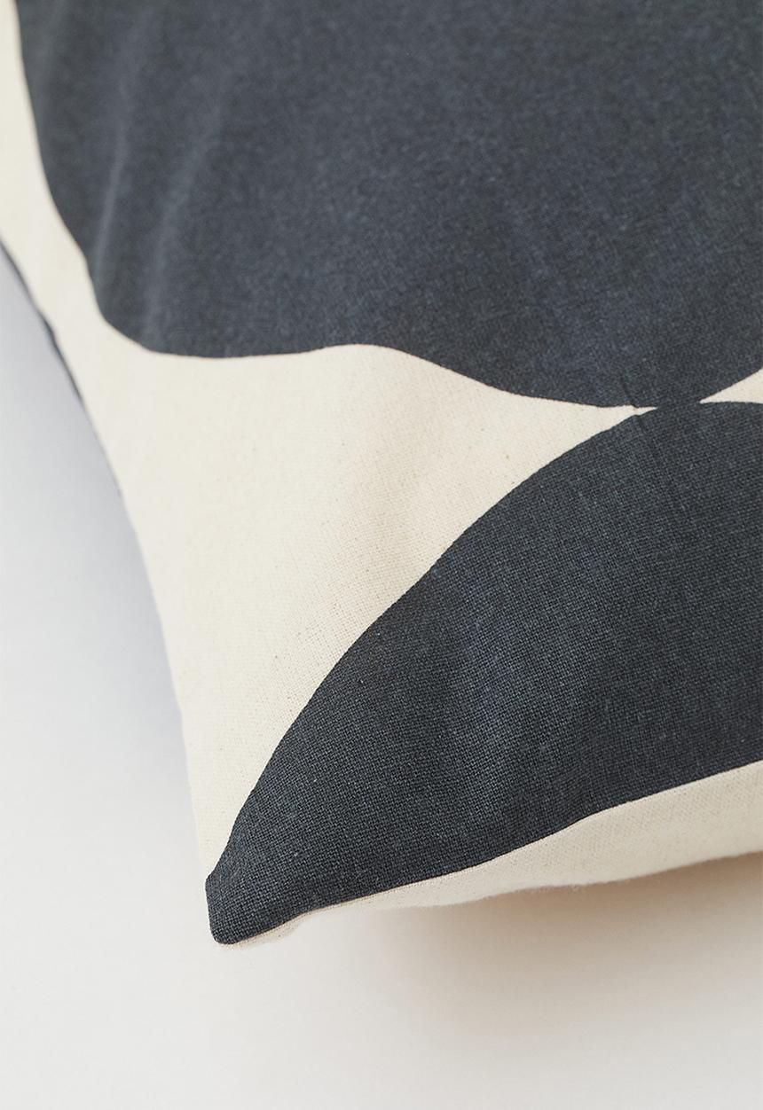 H&M - 2-pack cushion covers - dark grey/patterned