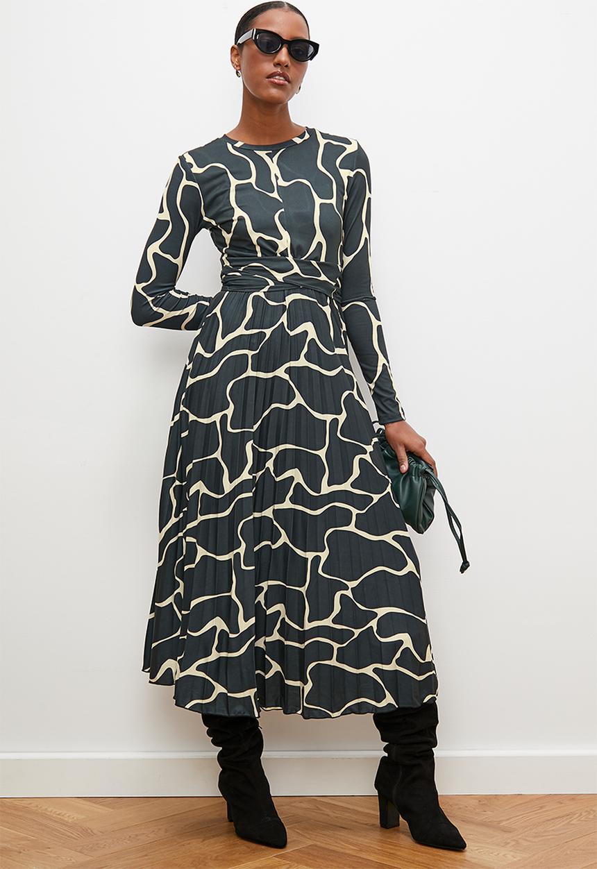 edit - Pleated knit fit & flare midi dress - black giraffe