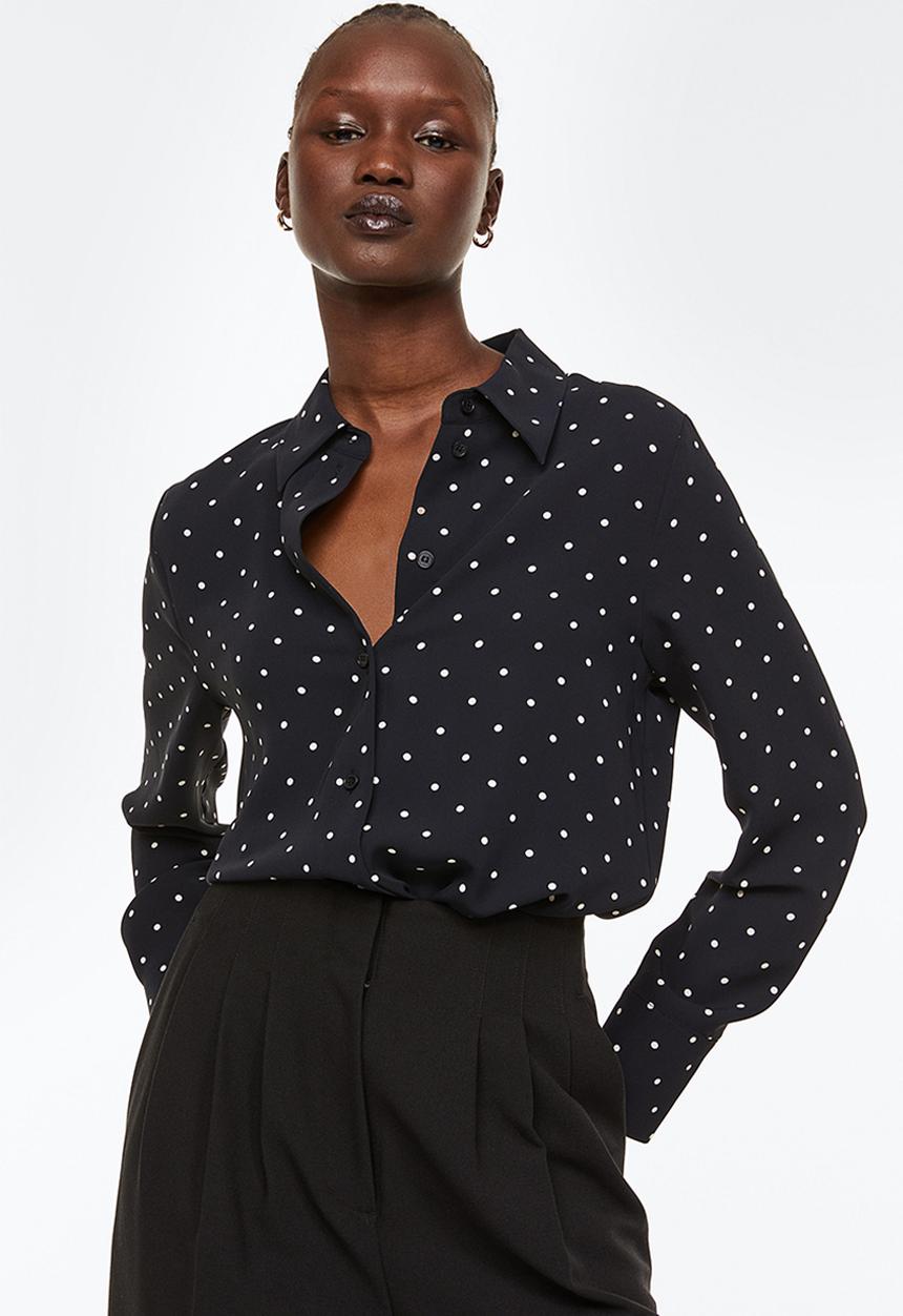 H&M - Pointed-collar shirt - black/spotted