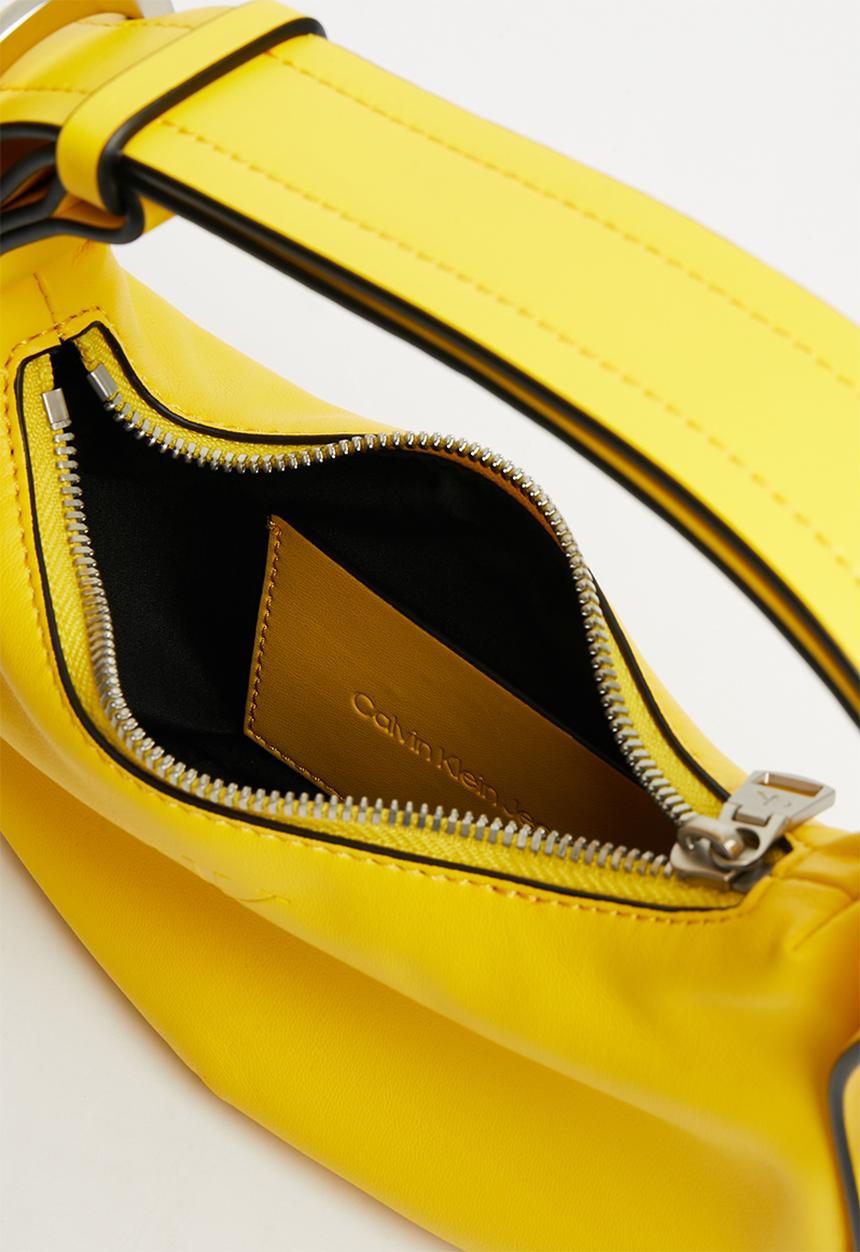 Calvin Klein - Crescent mini pu - cyber yellow