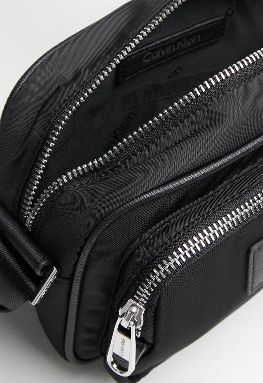 Calvin Klein - Ck elevated camera bag - ck black