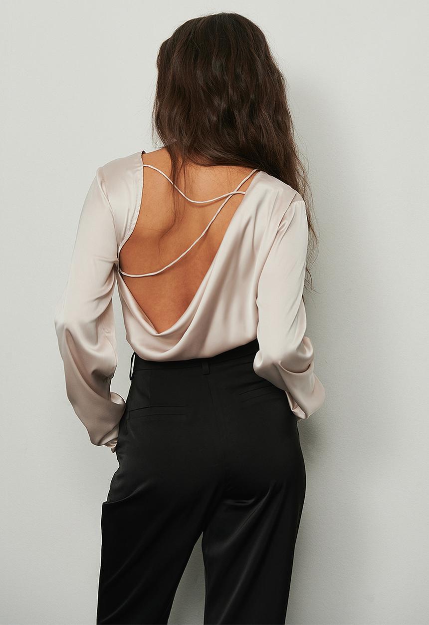 NA-KD - Open back satin blouse - cream