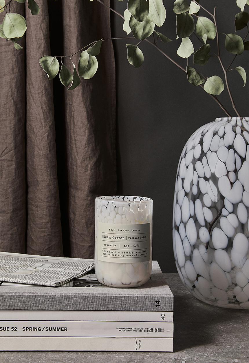 H&M - Scented candle in glass holder - white/clean cotton