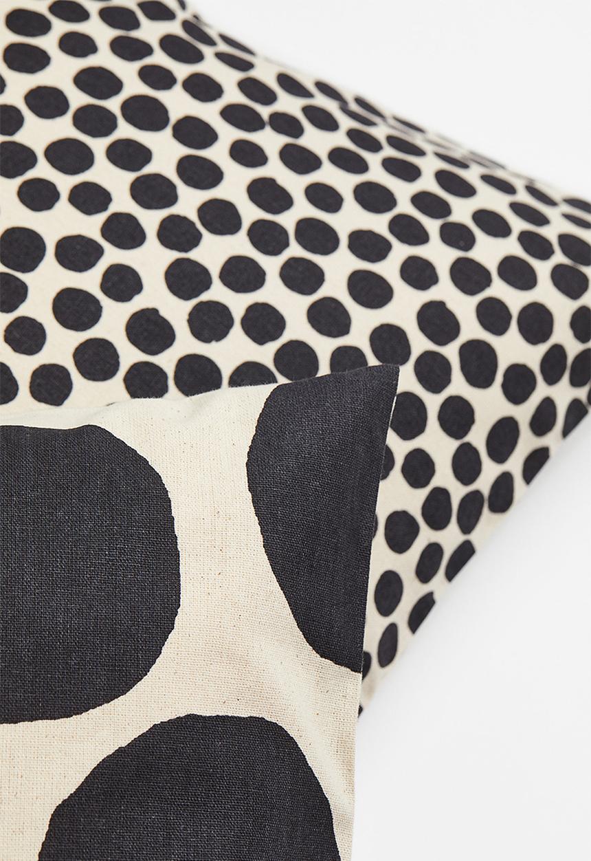 H&M - 2-pack spotted cushion covers - dark grey/spotted