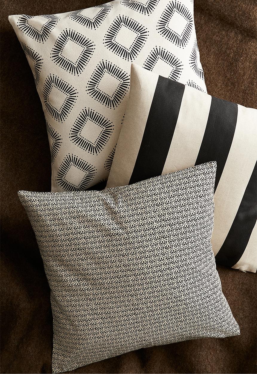 H&M - Patterned cushion cover - light beige/black