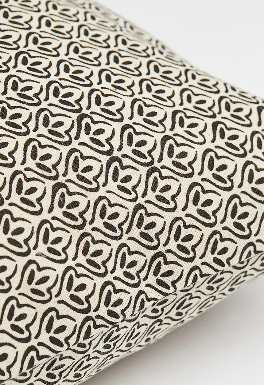 H&M - Patterned cushion cover - light beige/black