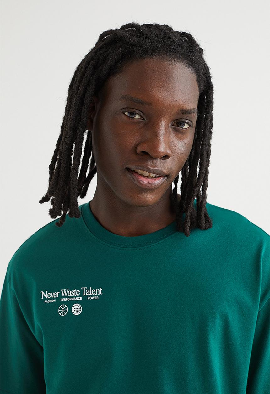 H&M - Relaxed fit printed t-shirt - dark green/never waste talent 