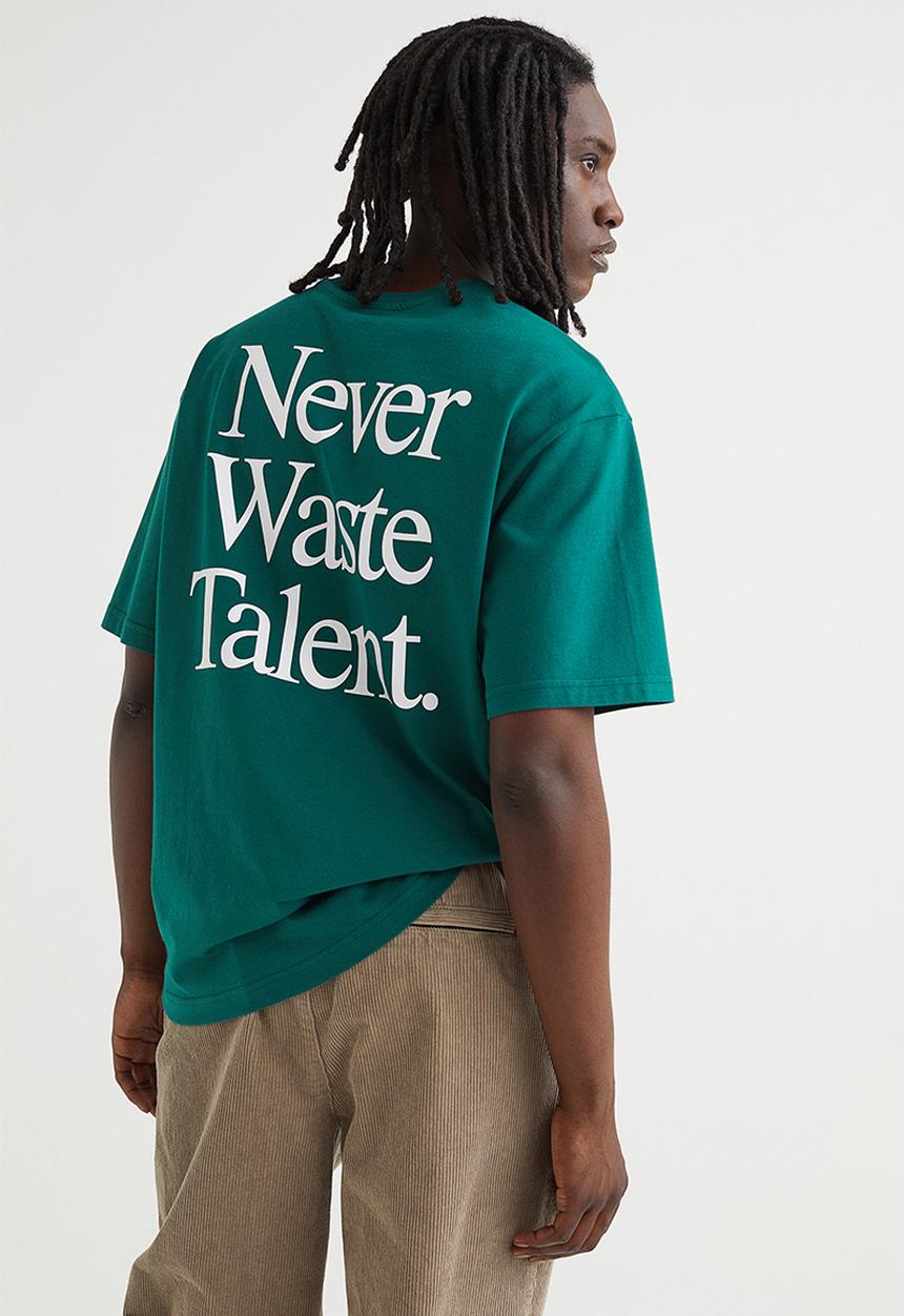 H&M - Relaxed fit printed t-shirt - dark green/never waste talent 
