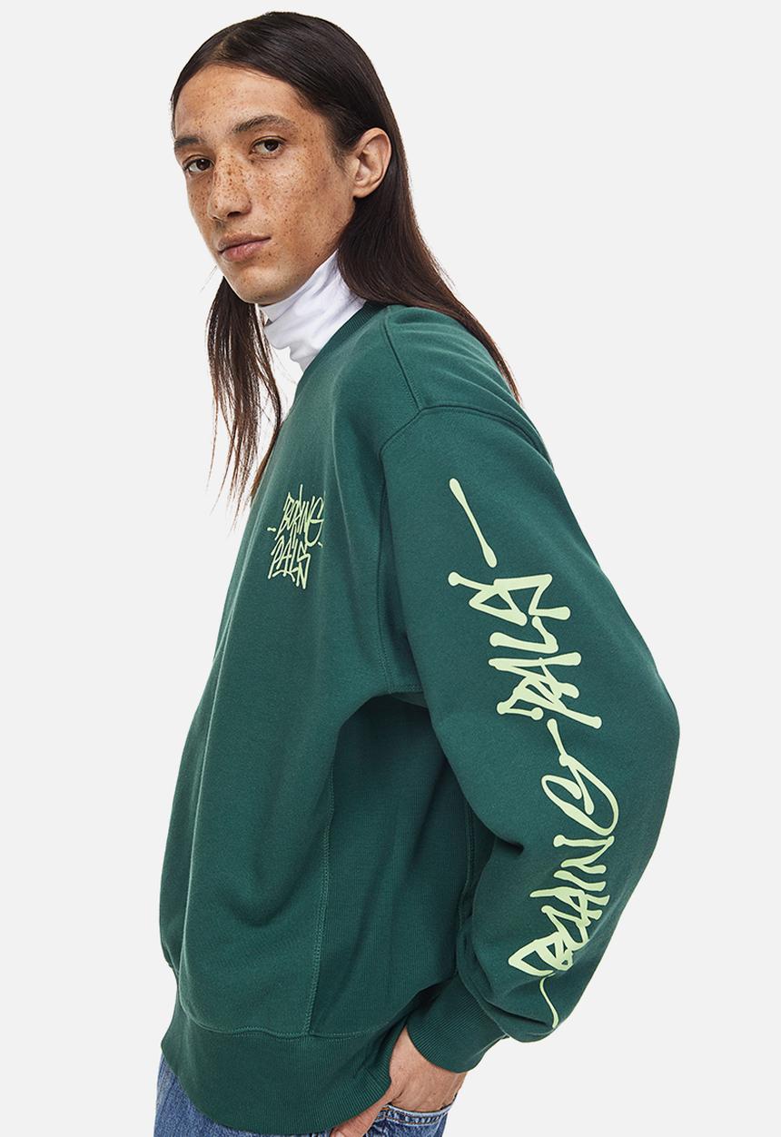 H&M - Oversized fit printed sweatshirt - dark green/boring pals
