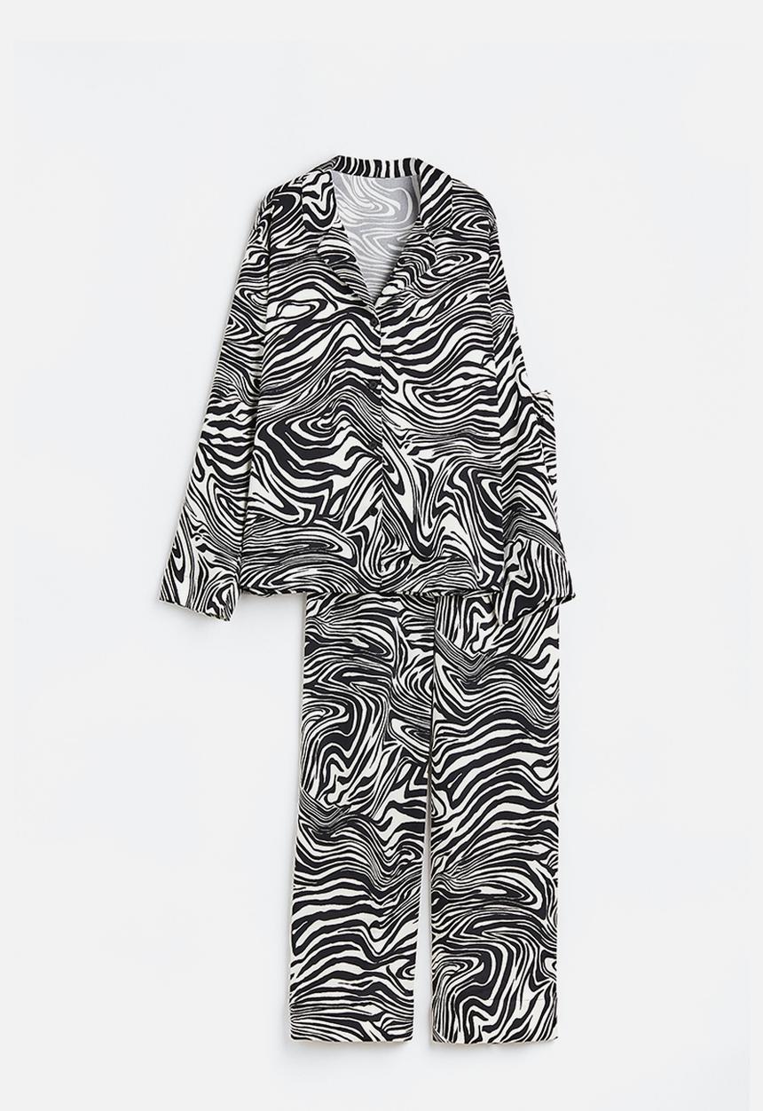 H&M - Satin pyjamas - black/patterned 
