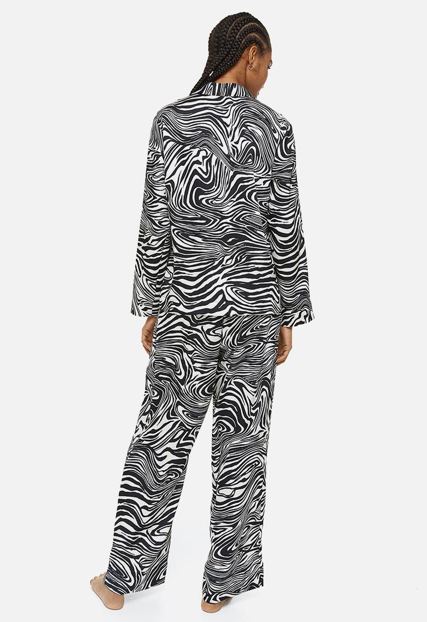 H&M - Satin pyjamas - black/patterned 