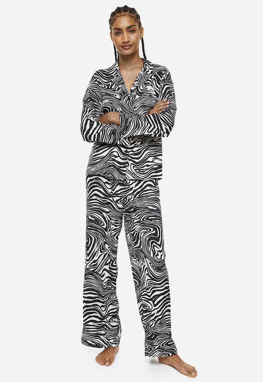 H&M - Satin pyjamas - black/patterned 
