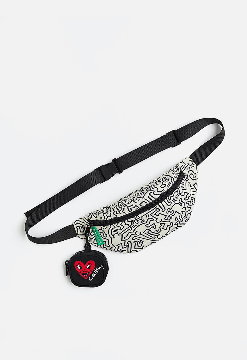 H&M - Printed waist bag - light beige/keith haring 