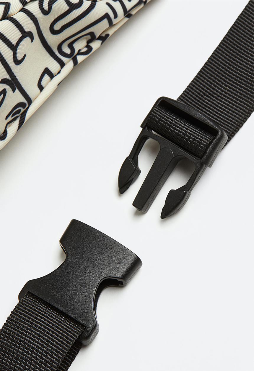 H&M - Printed waist bag - light beige/keith haring 