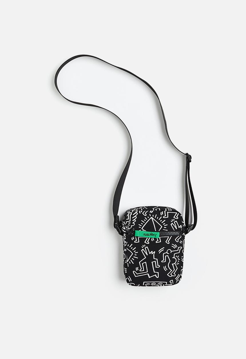H&M - Printed shoulder bag - black/keith haring