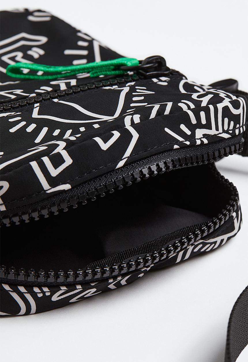 H&M - Printed shoulder bag - black/keith haring
