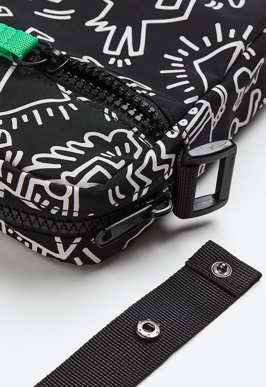 H&M - Printed shoulder bag - black/keith haring