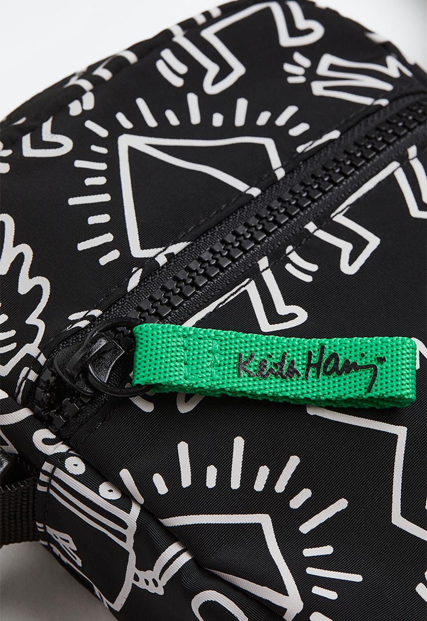 H&M - Printed shoulder bag - black/keith haring