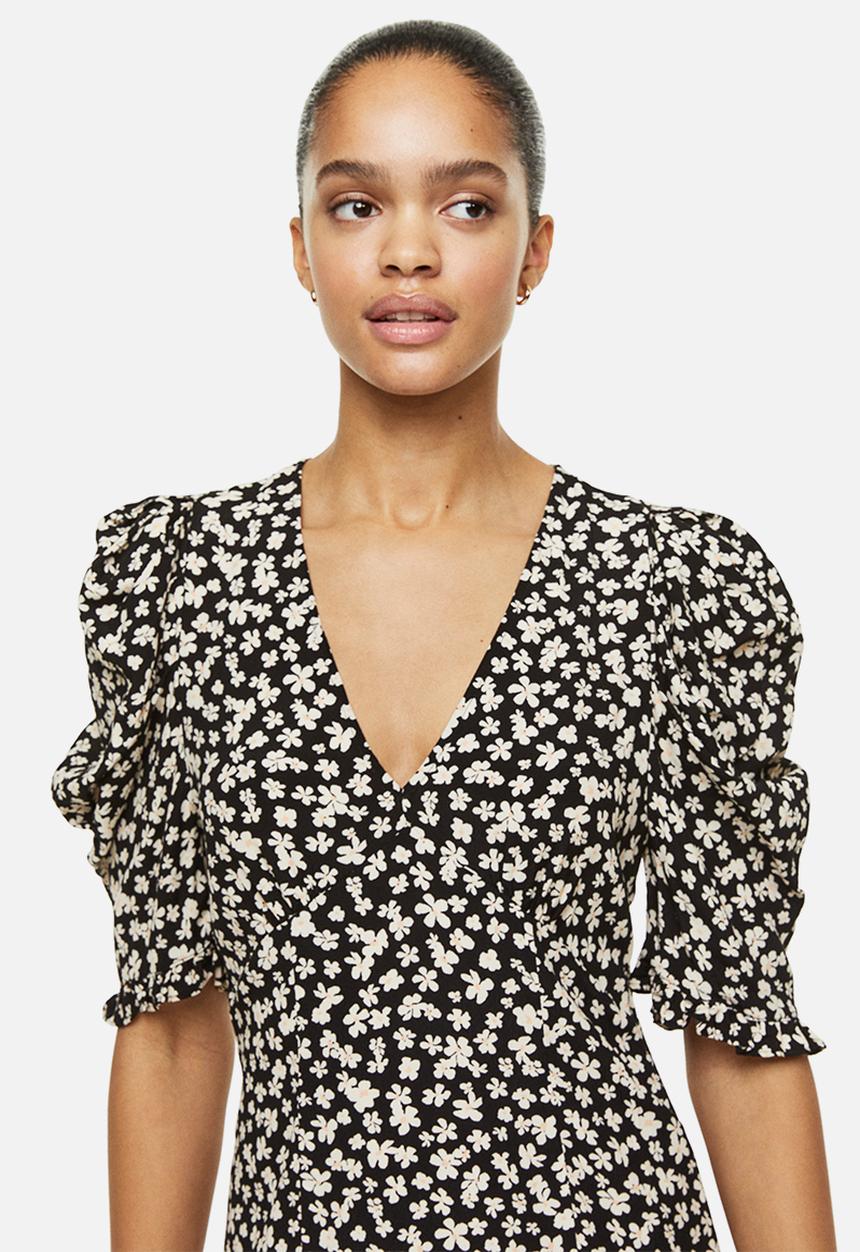 H&M - Frill-trimmed dress - black/small flowers 