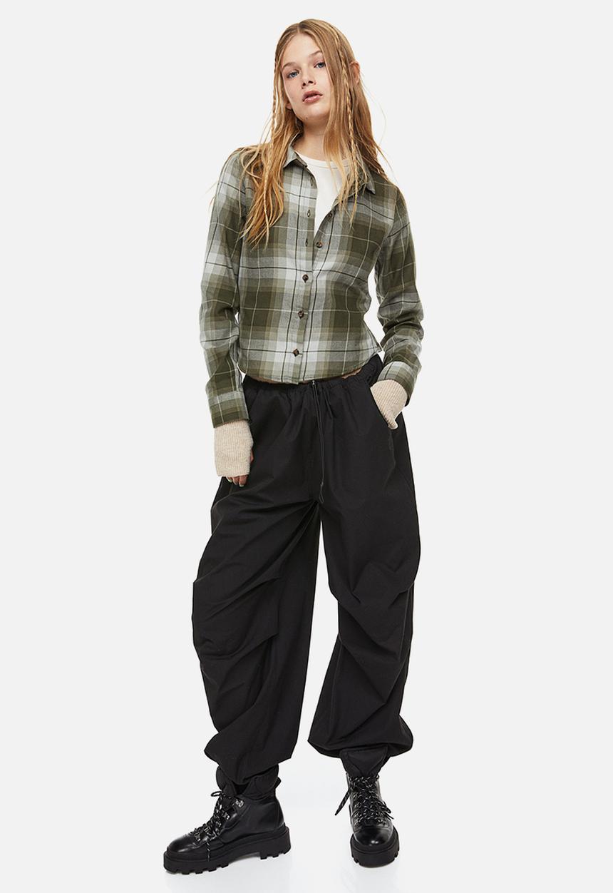 H&M - Fitted cotton shirt - khaki green/checked 