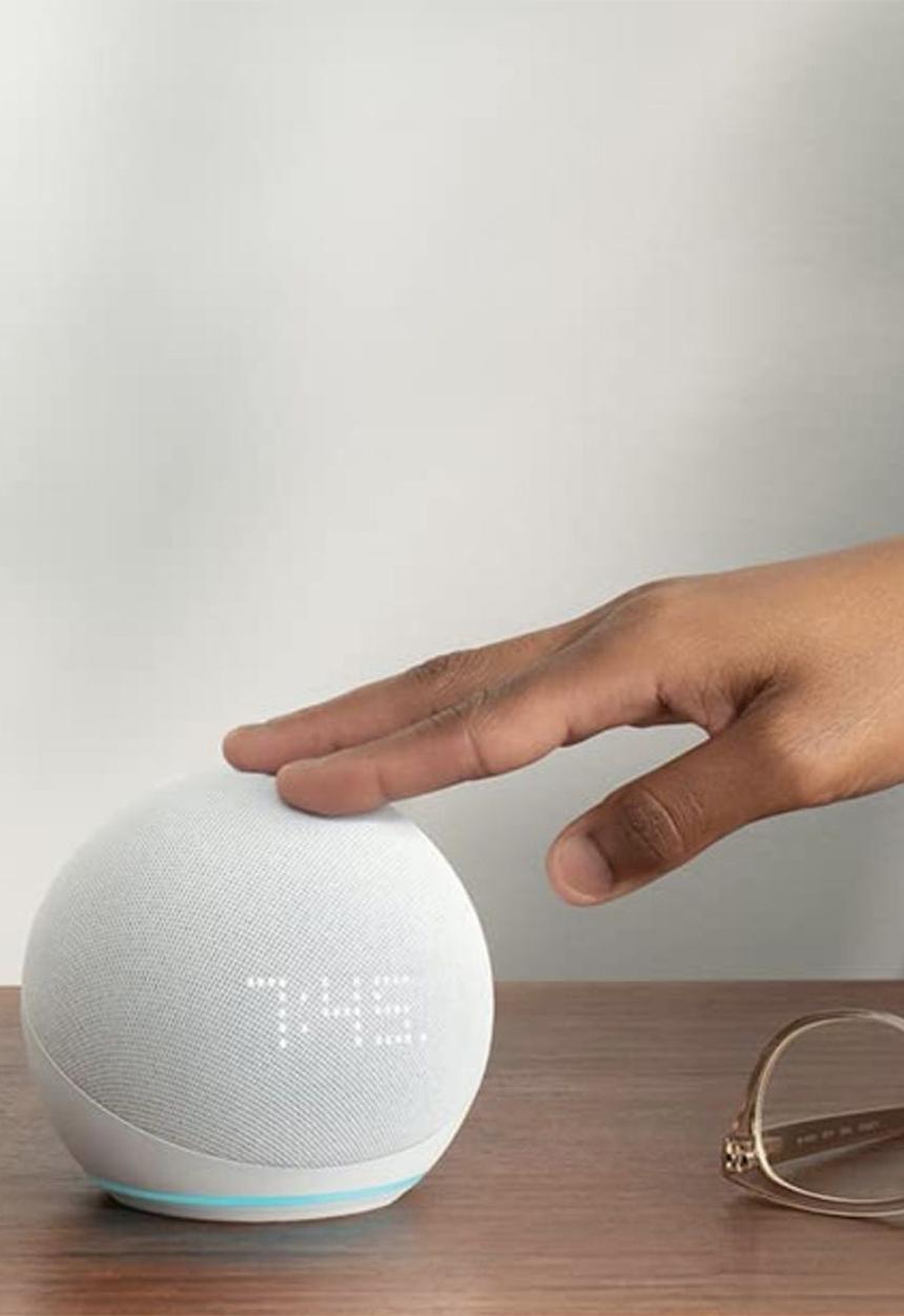 Amazon - Echo dot 5th gen with clock - glacier white