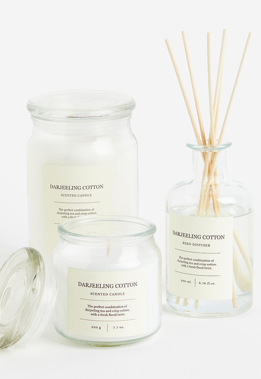 H&M - Scented candle in a glass jar - white/darjeeling cotton 