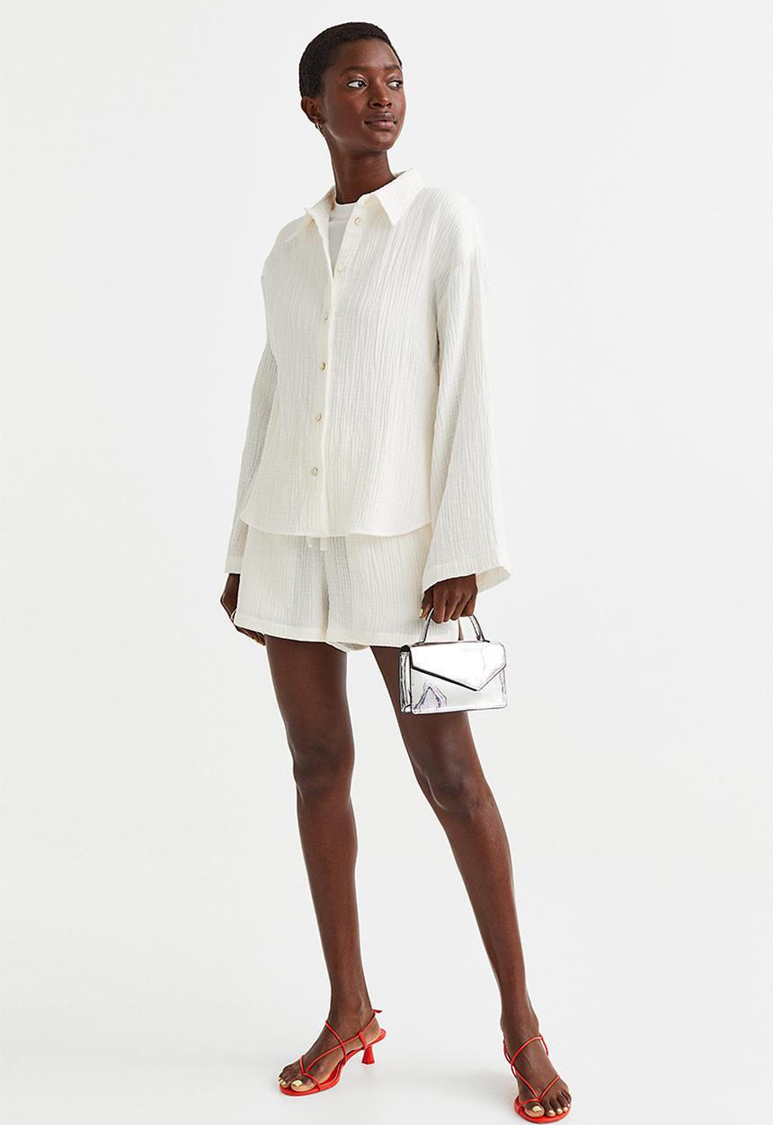 H&M - Crinkled cotton shorts - cream