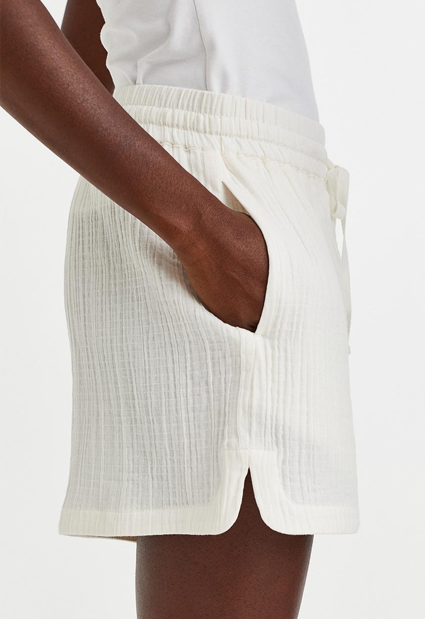 H&M - Crinkled cotton shorts - cream