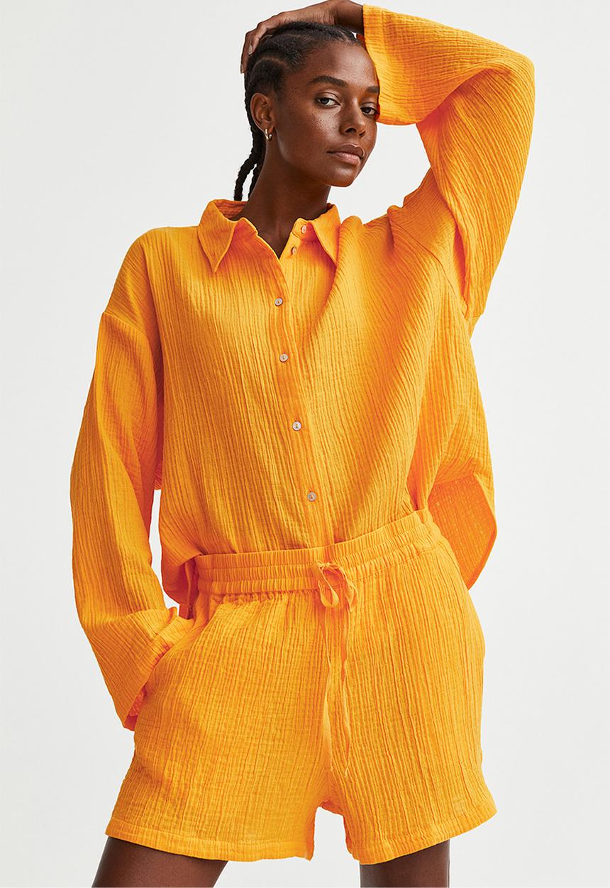 H&M - Crinkled cotton shorts - dark yellow 