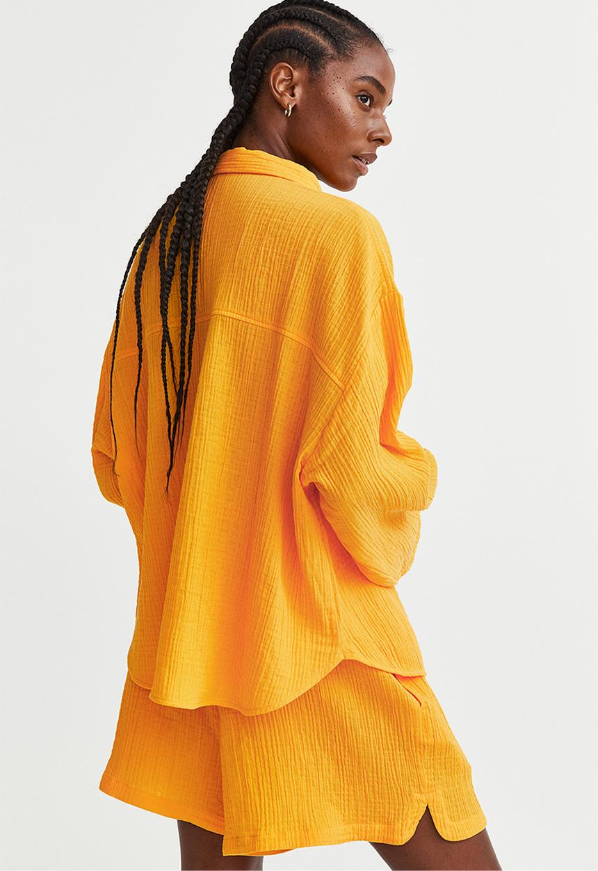 H&M - Crinkled cotton shorts - dark yellow 
