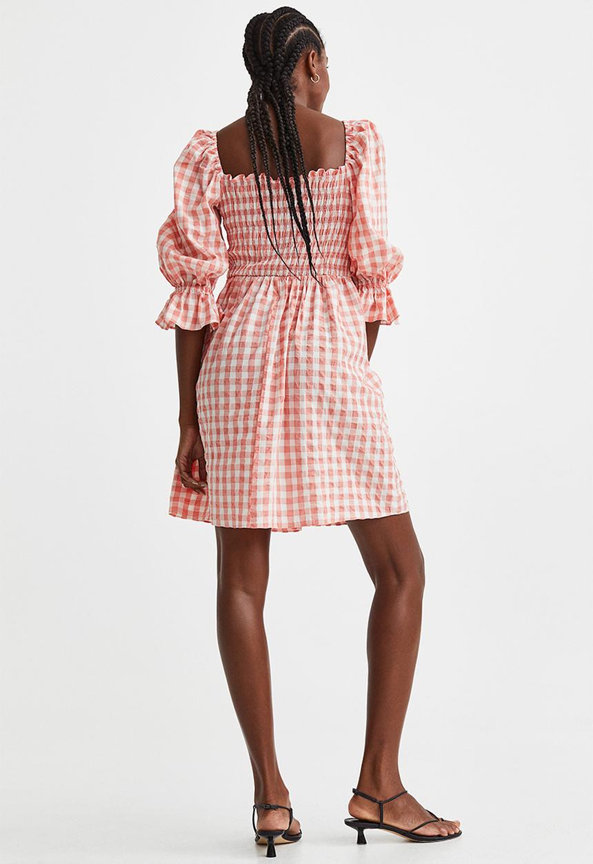 H&M - Puff-sleeved seersucker dress - coral/checked 