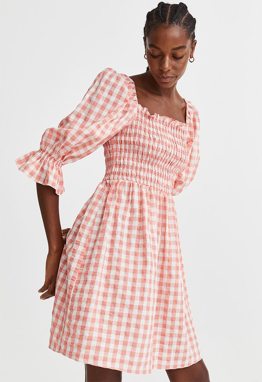H&M - Puff-sleeved seersucker dress - coral/checked 
