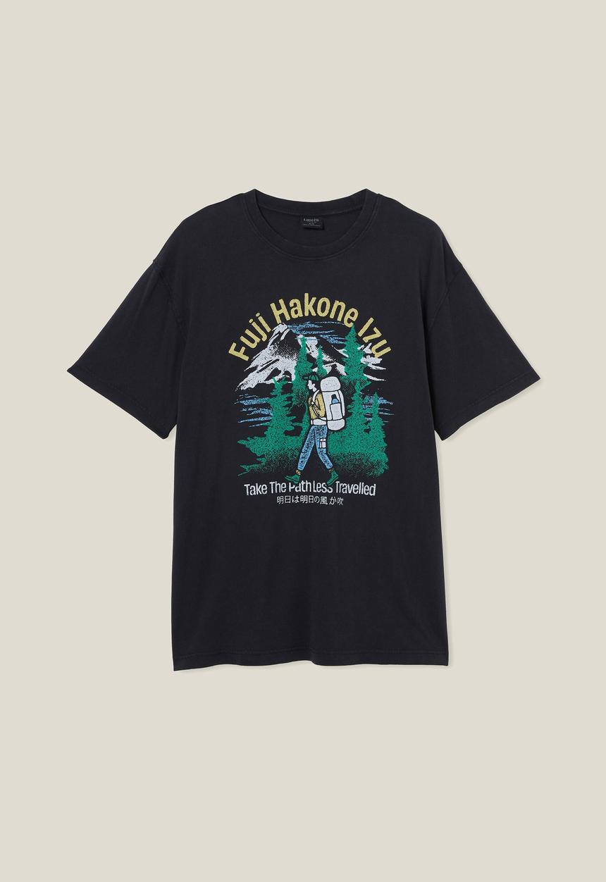 Cotton On - Premium loose fit art T-shirt - Washed black/fuji hakone izu