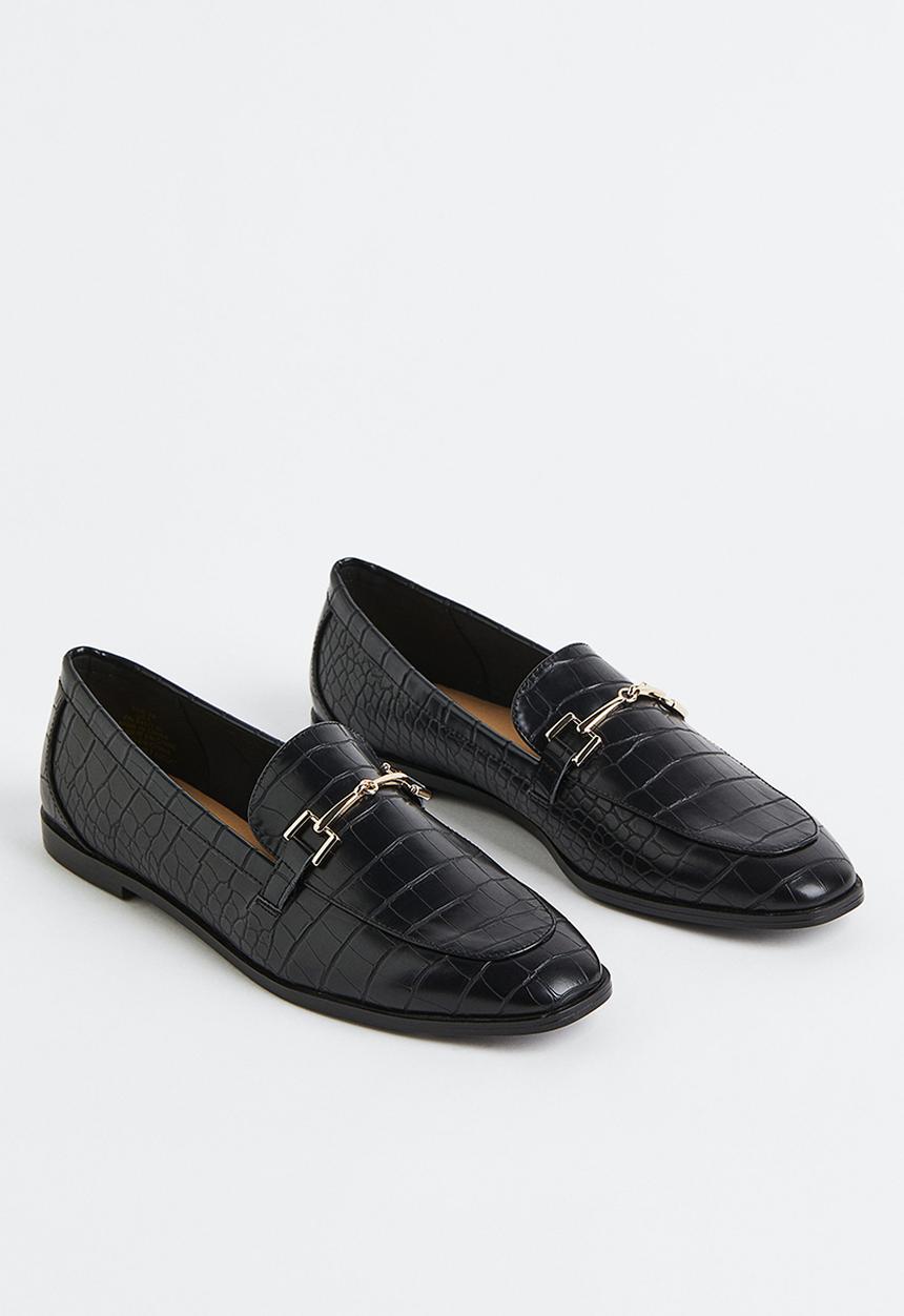 H&M - Chain-detail loafers - black/crocodile-patterned 