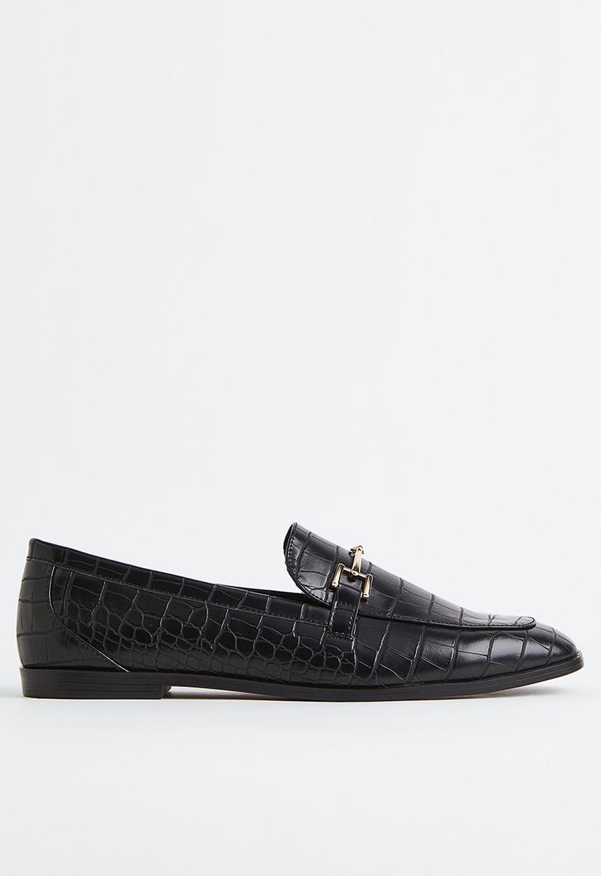 H&M - Chain-detail loafers - black/crocodile-patterned 
