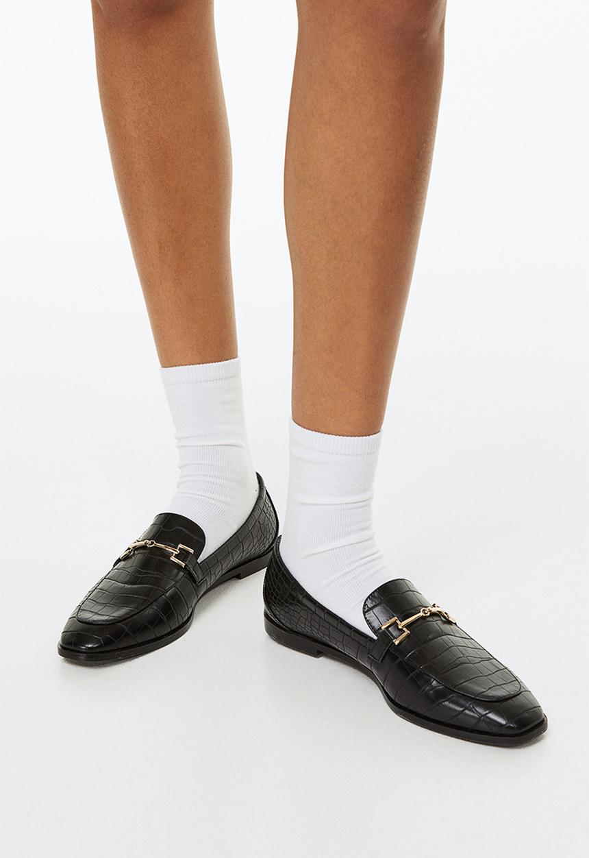 H&M - Chain-detail loafers - black/crocodile-patterned 