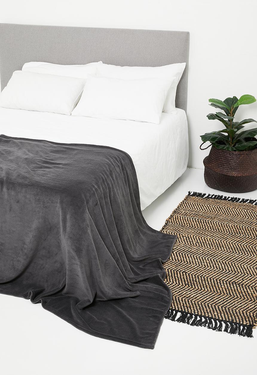 Sixth Floor - Coral fleece throw - charcoal