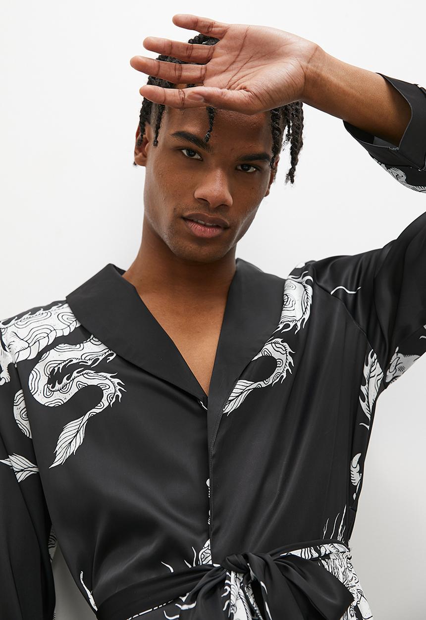 STYLE REPUBLIC - Printed satin robe - black & white