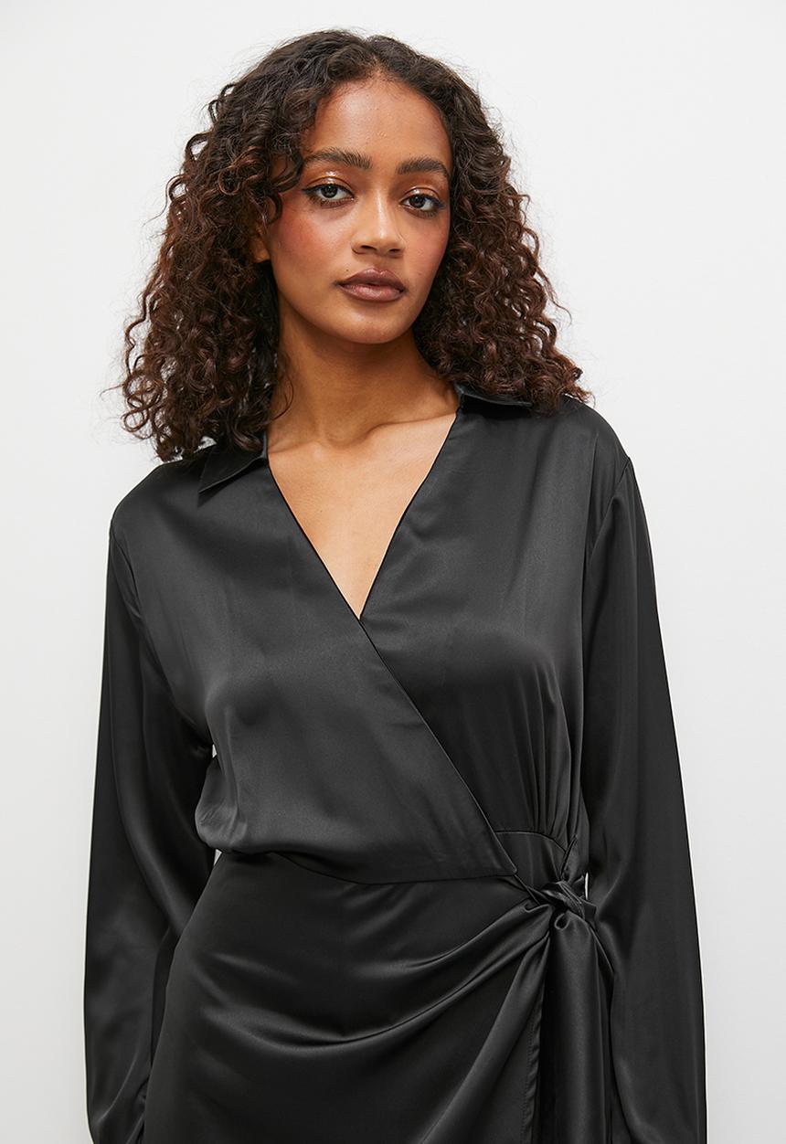 Superbalist - Collared satin wrap dress - black