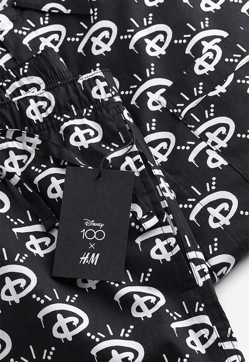 H&M - Relaxed fit pyjama shirt and shorts - black/disney100