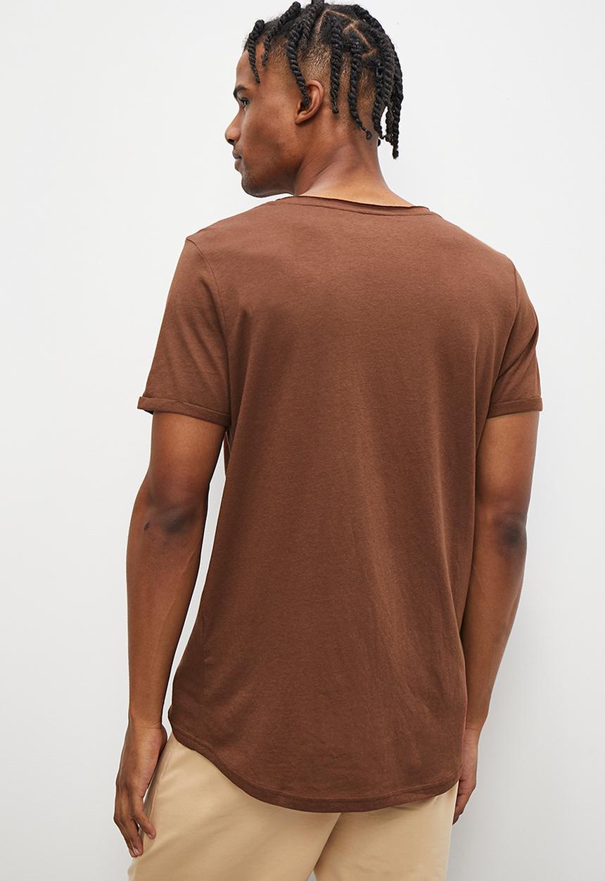 STYLE REPUBLIC - Slash raw edge curved hem pocket tee - brown