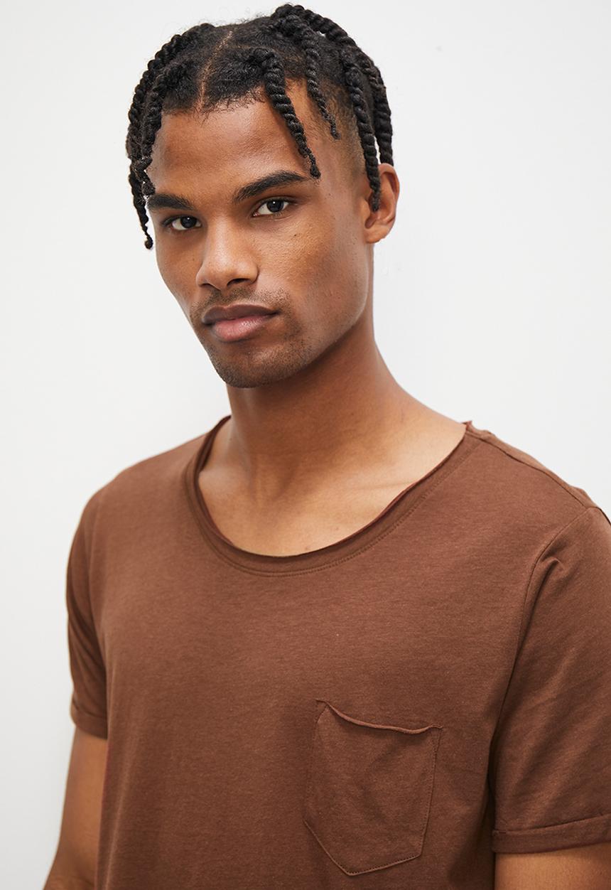 STYLE REPUBLIC - Slash raw edge curved hem pocket tee - brown